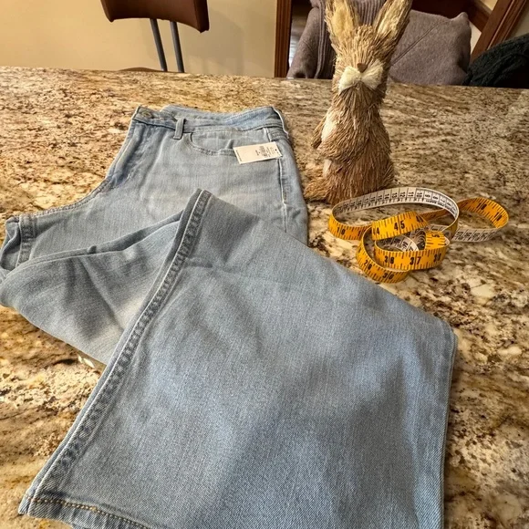 NWT - Old Navy High-rise WOW wide leg jeans Light Wash- size 10 Petite - Picture 1 of 10